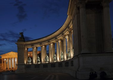 akşam anıt colonnade