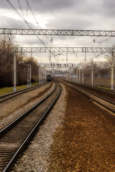 Demiryolu izleri sis için gidiyor