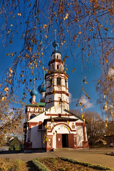 Igreja ortodoxa antiga contra ramos de vidoeiro com o secado — Fotografia de Stock