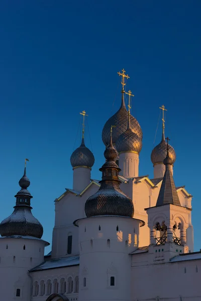 Igreja ortodoxa com cúpulas — Fotografia de Stock