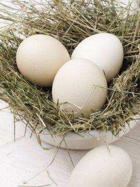 Dört taze yumurta saman üzerinde