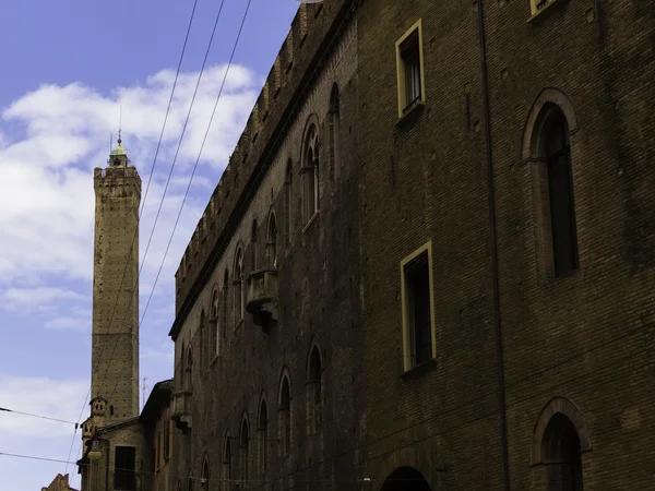 Vue inhabituelle de la tour Asinelli à Bologne — Photo