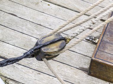 Particolare di antico paranco vela başına con corda