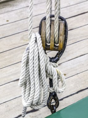 Particolare di antico paranco vela başına con corda