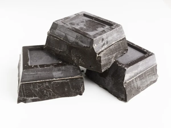 Três blocos de chocolate escuro no fundo branco — Fotografia de Stock