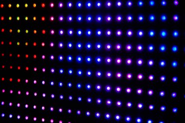 Renkli RGB LED ışıkları siyah arka planda. LED Matrix, WS2812B şeritli. Dijital LED ekranda animasyon ve efekt oynatılıyor. Gökkuşağı renkleri.