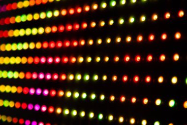 Renkli RGB LED ışıkları siyah arka planda. LED Matrix, WS2812B şeritli. Dijital LED ekranda animasyon ve efekt oynatılıyor. Gökkuşağı renkleri.