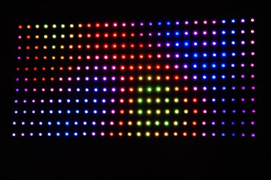 Renkli RGB LED ışıkları siyah arka planda. LED Matrix, WS2812B şeritli. Dijital LED ekranda animasyon ve efekt oynatılıyor. Gökkuşağı renkleri.