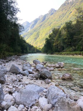 Soca Nehri 'nde yaz sonu ve sonbahar havasında kristal berrak turkuaz mavi suyla. Kranjska Gora, Slovenya, Julian Alps, Soca, Vrsiç Geçidi