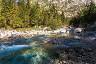 Soca Nehri 'nde yaz sonu ve sonbahar havasında kristal berrak turkuaz mavi suyla. Kranjska Gora, Slovenya, Julian Alps, Soca, Vrsiç Geçidi