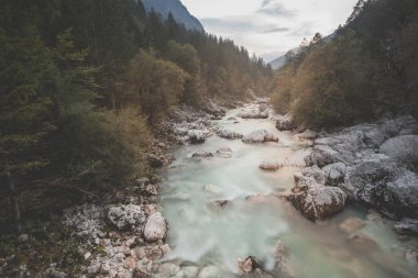 Soca Nehri 'nde yaz sonu ve sonbahar havasında kristal berrak turkuaz mavi suyla. Kranjska Gora, Slovenya, Julian Alps, Soca, Vrsiç Geçidi