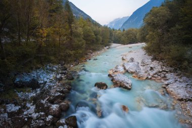 Soca Nehri 'nde yaz sonu ve sonbahar havasında kristal berrak turkuaz mavi suyla. Kranjska Gora, Slovenya, Julian Alps, Soca, Vrsiç Geçidi
