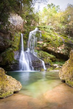 Soca Nehri 'nde yaz sonu ve sonbahar havasında kristal berrak turkuaz mavi suyla. Kranjska Gora, Slovenya, Julian Alps, Soca, Vrsiç Geçidi