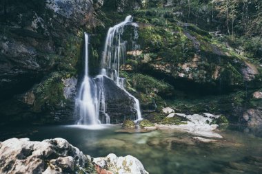 Soca Nehri 'nde yaz sonu ve sonbahar havasında kristal berrak turkuaz mavi suyla. Kranjska Gora, Slovenya, Julian Alps, Soca, Vrsiç Geçidi