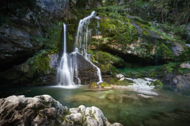 Soca Nehri 'nde yaz sonu ve sonbahar havasında kristal berrak turkuaz mavi suyla. Kranjska Gora, Slovenya, Julian Alps, Soca, Vrsiç Geçidi