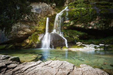 Soca Nehri 'nde yaz sonu ve sonbahar havasında kristal berrak turkuaz mavi suyla. Kranjska Gora, Slovenya, Julian Alps, Soca, Vrsiç Geçidi