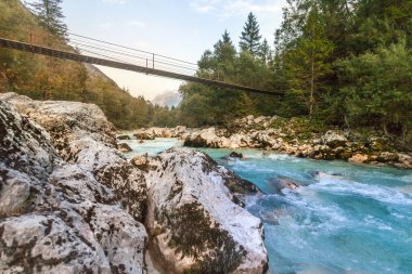 Soca Nehri 'nde yaz sonu ve sonbahar havasında kristal berrak turkuaz mavi suyla. Kranjska Gora, Slovenya, Julian Alps, Soca, Vrsiç Geçidi