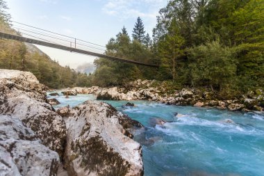Soca Nehri 'nde yaz sonu ve sonbahar havasında kristal berrak turkuaz mavi suyla. Kranjska Gora, Slovenya, Julian Alps, Soca, Vrsiç Geçidi