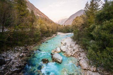Soca Nehri 'nde yaz sonu ve sonbahar havasında kristal berrak turkuaz mavi suyla. Kranjska Gora, Slovenya, Julian Alps, Soca, Vrsiç Geçidi