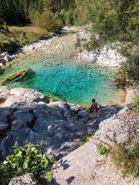 Soca Nehri 'nde yaz sonu ve sonbahar havasında kristal berrak turkuaz mavi suyla. Kranjska Gora, Slovenya, Julian Alps, Soca, Vrsiç Geçidi