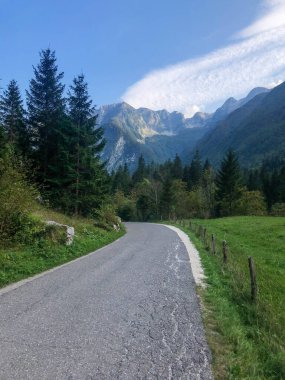 Soca Nehri 'nde yaz sonu ve sonbahar havasında kristal berrak turkuaz mavi suyla. Kranjska Gora, Slovenya, Julian Alps, Soca, Vrsiç Geçidi