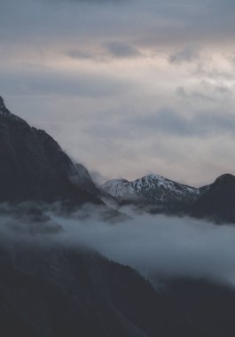 Avusturya Alpleri 'nin dağ sıralarında yaz ve sonbahar havası harika..