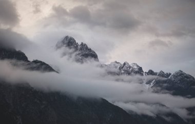 Avusturya Alpleri 'nin dağ sıralarında yaz ve sonbahar havası harika..