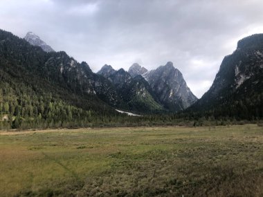 Yaz sonu ve sonbaharda dağların zirvesine yakın yürüyüş. İtalya. İtalyan Dolomitleri. Schlern-Rosengarten