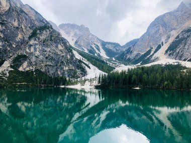 Yaz sonu ve sonbaharda dağların zirvesine yakın yürüyüş. İtalya. İtalyan Dolomitleri. Pragser Wildse