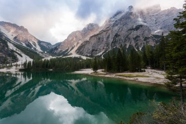 Yaz sonu ve sonbaharda dağların zirvesine yakın yürüyüş. İtalya. İtalyan Dolomitleri. Pragser Wildse