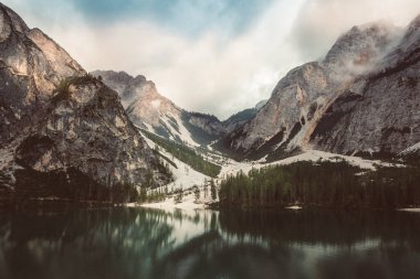 Yaz sonu ve sonbaharda dağların zirvesine yakın yürüyüş. İtalya. İtalyan Dolomitleri. Pragser Wildse