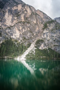 Yaz sonu ve sonbaharda dağların zirvesine yakın yürüyüş. İtalya. İtalyan Dolomitleri. Pragser Wildse