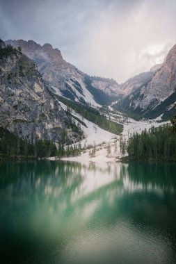 Yaz sonu ve sonbaharda dağların zirvesine yakın yürüyüş. İtalya. İtalyan Dolomitleri. Pragser Wildse