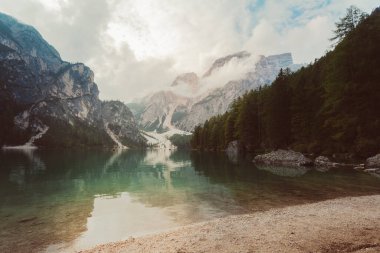 Yaz sonu ve sonbaharda dağların zirvesine yakın yürüyüş. İtalya. İtalyan Dolomitleri. Pragser Wildse