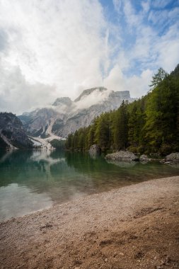 Yaz sonu ve sonbaharda dağların zirvesine yakın yürüyüş. İtalya. İtalyan Dolomitleri. Pragser Wildse
