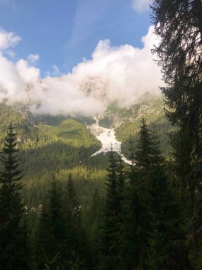 Yaz sonu ve sonbaharda dağların zirvesine yakın yürüyüş. İtalya. İtalyan Dolomitleri. Schlern-Rosengarten