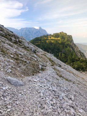 Yaz sonu ve sonbaharda dağ geçidine yakın yürüyüş. Kranjska Gora, Slovenya, Julian Alps, Soca, Vrsiç Geçidi