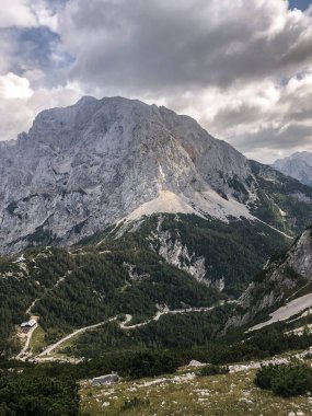 Yaz sonu ve sonbaharda dağ geçidine yakın yürüyüş. Kranjska Gora, Slovenya, Julian Alps, Soca, Vrsiç Geçidi