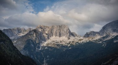 Yaz sonu ve sonbaharda dağ geçidine yakın yürüyüş. Kranjska Gora, Slovenya, Julian Alps, Soca, Vrsiç Geçidi