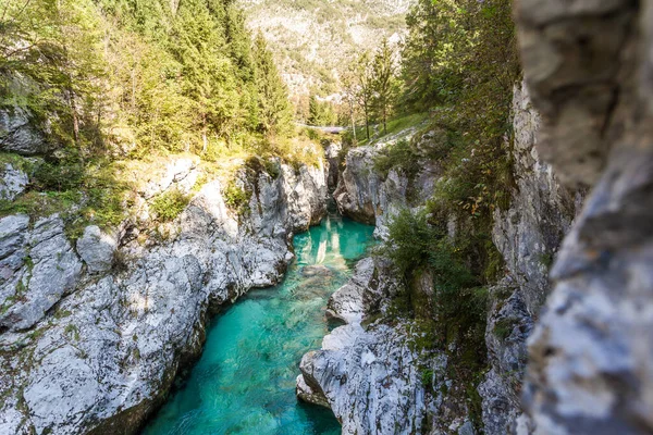 Soca Nehri 'nde yaz sonu ve sonbahar havasında kristal berrak turkuaz mavi suyla. Kranjska Gora, Slovenya, Julian Alps, Soca, Vrsiç Geçidi