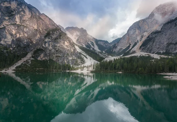 Yaz sonu ve sonbaharda dağların zirvesine yakın yürüyüş. İtalya. İtalyan Dolomitleri. Pragser Wildse