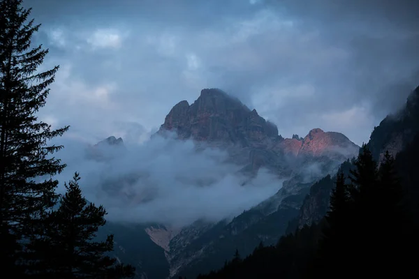 Cúpula Cruz Cruz Pico Monumentoperto Topo Das Montanhas Itália Dolomitas — Fotografia de Stock