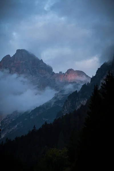 Cúpula Cruz Cruz Pico Monumentoperto Topo Das Montanhas Itália Dolomitas — Fotografia de Stock