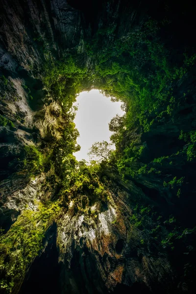 Awesome Deep Cave Kuala Lumpur Malaysia Ground Hole Falling Light — Stock Photo, Image