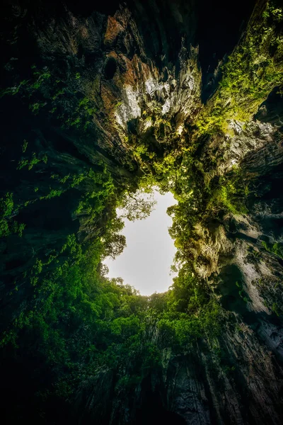 Niesamowite Głęboka Jaskinia Kuala Lumpur Malezja Podłoże Otworu Opadającymi Punktami — Zdjęcie stockowe