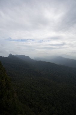 Dağ manzarası. Langkawi teleferik istasyonundaki harika turist bakış açısı. Okyanus ve dağlar