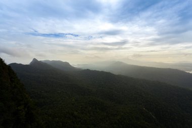 Dağ manzarası. Langkawi teleferik istasyonundaki harika turist bakış açısı. Okyanus ve dağlar