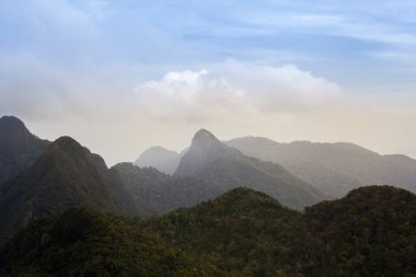 Dağ manzarası. Langkawi teleferik istasyonundaki harika turist bakış açısı. Okyanus ve dağlar