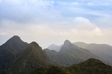 Dağ manzarası. Langkawi teleferik istasyonundaki harika turist bakış açısı. Okyanus ve dağlar