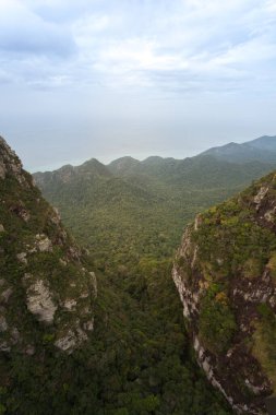 Dağ manzarası. Langkawi teleferik istasyonundaki harika turist bakış açısı. Okyanus ve dağlar
